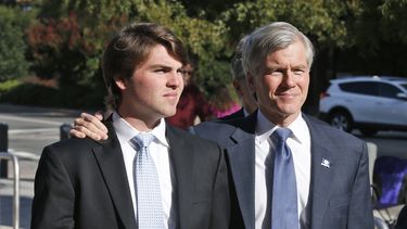 americateve | El ex gobernador de Virginia, Bob McDonnell, derecha, llega al juzgado federal con su hijo Bobby, martes 2 de septiembre de 2014. El juicio p&uacute;blico por corrupci&oacute;n al ex gobernador de Virginia Bob McDonnell y su esposa Maureen ha entrado en l