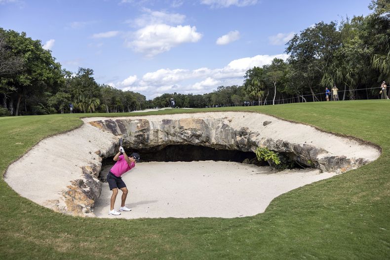 El chileno Joaquín Niemann realiza su tiro desde la trampa de arena hacia el hoyo 7 en la segunda ronda del LIV Golf Mayakova, el sábado 3 de febrero de 2024, en Playa del Carmen, México (Chris Trotman/LIV Golf via AP)