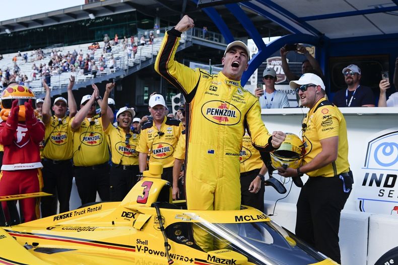 Scott McLaughlin, al frente, de Nueva Zelanda, celebra después de ganar la pole de las 100 Millas de Indianápolis, en el Indianapolis Motor Speedway, el domingo 19 de mayo de 2024, en Indianápolis. (AP Foto/Darron Cummings)