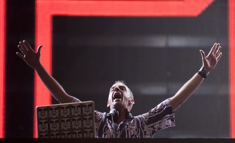 ARCHIVO - El DJ y productor británico Quentin Leo Cook, alias Fatboy Slim, se presenta en el festival Vive Latino en la Ciudad de México, el 25 de marzo de 2012. (Foto AP/Christian Palma)