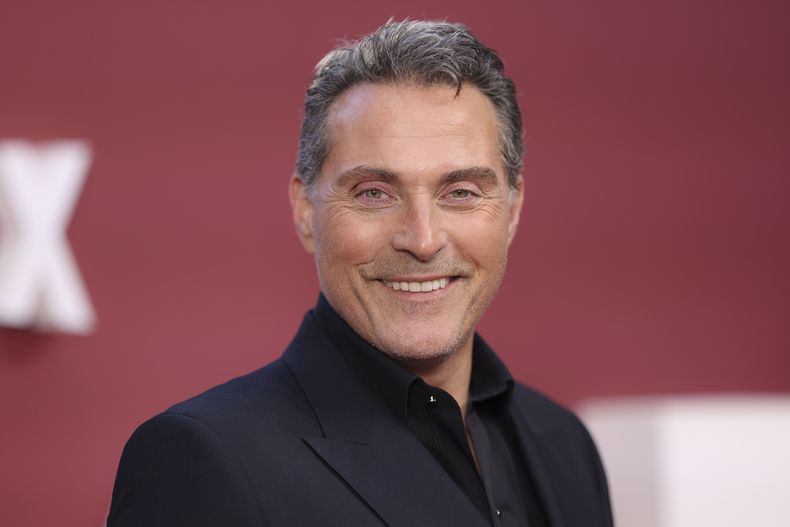 Rufus Sewell posa en el estreno mundial de la película Scoop el miércoles 27 de marzo de 2024 en Londres. (Photo by Vianney Le Caer/Invision/AP)