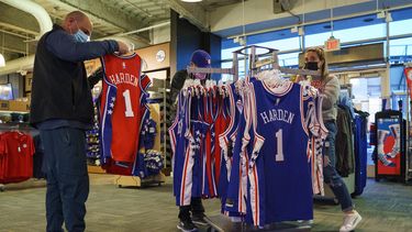 76ers esperan debut de Harden tras deshacerse de Simmons
