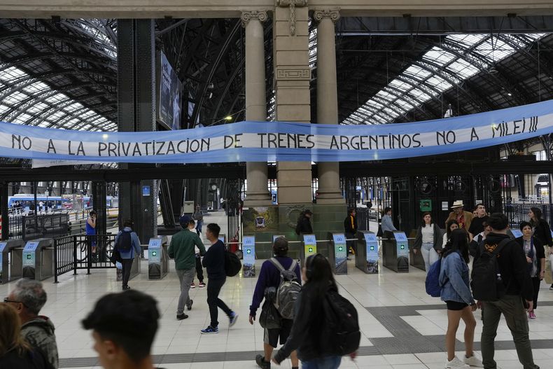 Una pancarta con el mensaje No a la privatización de trenes argentinos, no a Milei cuelga de la estación de tren Retiro en Buenos Aires, Argentina, el sábado 18 de noviembre de 2023, en vísperas del balotaje presidencial entre el oficialista Sergio Massa y el ultraderechista Javier Milei. (AP Foto/Matías Delacroix)
