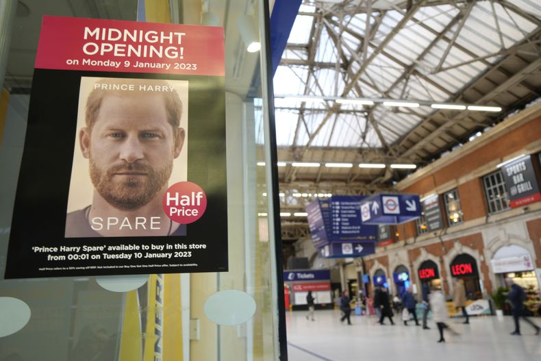 ARCHIVO- Un afiche anuncia la apertura de una librería a media noche para vender el libro de memorias del príncipe Enrique titulado Spare en Londres el 9 de enero de 2023. (Foto AP/Kirsty Wigglesworth, File)