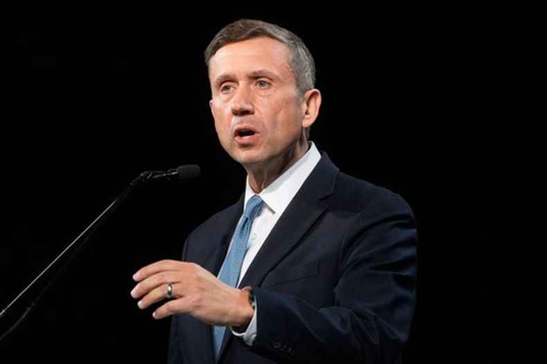 ARCHIVO - Ken Martin habla en la Convención Estatal del Partido Demócrata de California de 2026, en San Francisco, el 21 de febrero de 2026. (AP Foto/Jeff Chiu, Archivo)