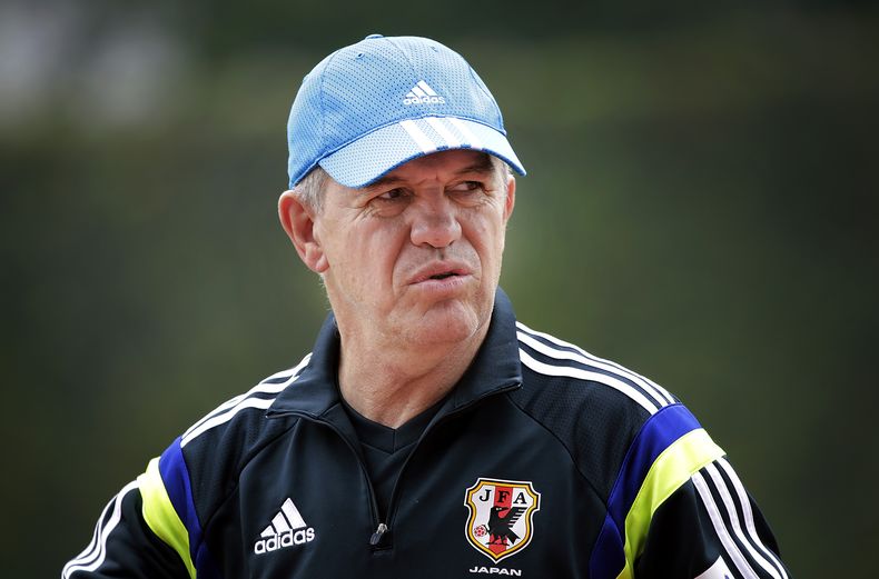 El t&eacute;cnico de la selecci&oacute;n de Jap&oacute;n, el mexicano Javier Aguirre, sale de la cancha tras un entrenamiento el 12 de octubre de 2014 en Singapur. (AP Photo/Wong Maye-E, File)