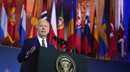 El presidente Joe Biden pronuncia un discurso durante el 75 aniversario de la OTAN en el Auditorio Andrew W. Mellon, el martes 9 de julio de 2024, en Washington. (AP Foto/Evan Vucci)