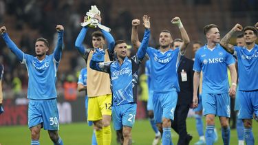 Los jugadores del Napoli festejan su triunfo sobre el Milan en la Serie A italiana, el martes 29 de octubre de 2024 en la Serie A italiana (AP Fto/Luca Bruno)