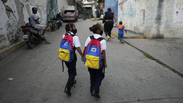Con dudas, venezolanos vuelven a clases tras 19 meses