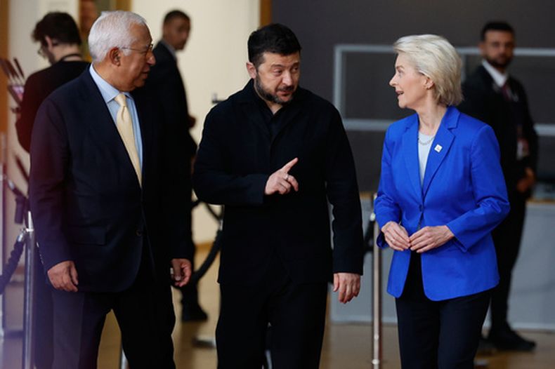 De izquierda a derecha, el presidente del Consejo Europeo, António Costa; el presidente de Ucrania, Volodymyr Zelenskyy, y la presidenta de la Comisión Europea, Ursula von der Leyen, a su llegada a una cumbre de la UE en el edificio del Consejo Europeo en Bruselas, el 16 de octubre de 2026. (AP Foto/Geert Vanden Wijngaert)
