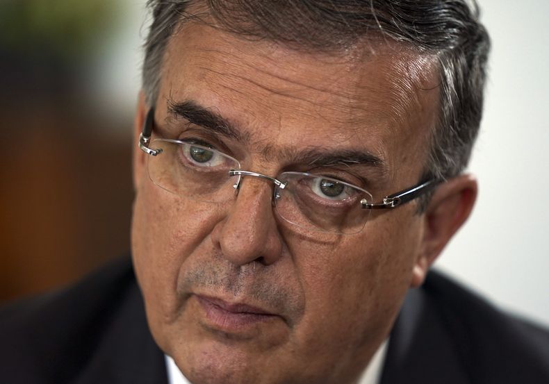 ARCHIVO - El canciller mexicano, Marcelo Ebrard, escucha una pregunta en una entrevista en su oficina en Ciudad de México, el lunes 3 de abril de 2023. Ebrard anunció el martes 6 de junio de 20023 su intención de renunciar a la Cancillería para buscar ser el candidato presidencial oficialista en las elecciones de 2024. (AP Foto/Fernando Llano, Archivo)
