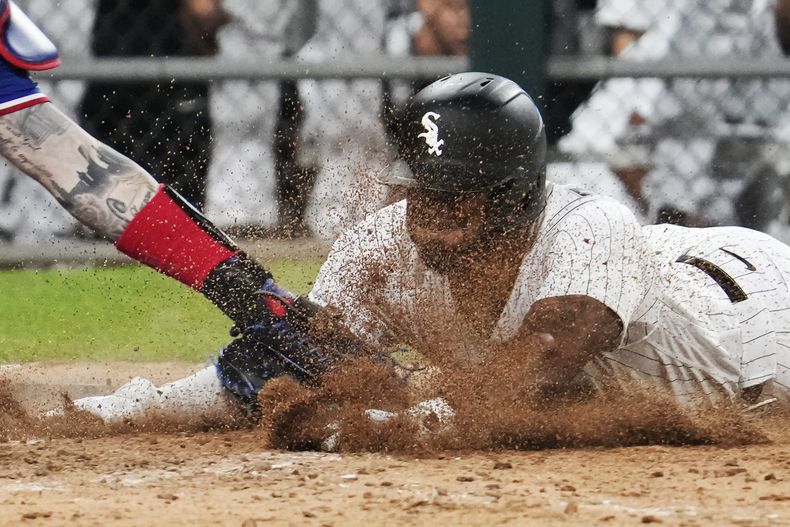 El venezolano Elvis Andrus, de los Medias Blancas de Chicago, anota frente a los Rangers de Texas el martes 20 de junio de 2023 (AP Foto/Nam Y. Huh)