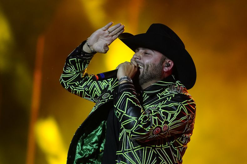 El cantante mexicano Gerardo Ortiz durante su concierto en el festival Arre en la Ciudad de México el domingo 8 de septiembre de 2024. (Foto AP/Felix Marquez)