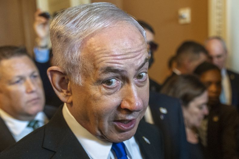 El primer ministro israelí Benjamin Netanyahu habla con periodistas antes de una reunión con legisladores en el Capitolio de Washington, el miércoles 9 de julio de 2025. (AP Foto/Manuel Balce Ceneta)