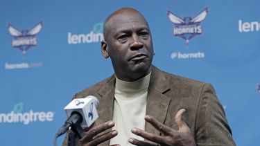 Michael Jordan, propietario de los Hornets de Charlotte, habla con la prensa durante una conferencia de prensa, el martes 12 de febrero de 2019, en Charlotte, Carolina del Norte. (AP Foto/Chuck Burton, Archivo)