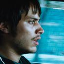 Esta imagen difundida por MUBI, muestra a Gael García Bernal en una escena de la película Amores Perros. (Mubi via AP)