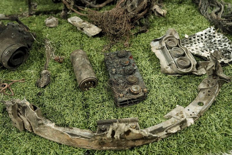 ARCHIVO - Fragmentos de lo que las autoridades de Kiev describieron como un misil hipersónico ruso que impactó contra una fábrica en Dnipro, Ucrania, el 21 de noviembre de 2024, se ven en un centro de análisis forense en un lugar no revelado de Ucrania, el 24 de noviembre. (AP foto/Evgeniy Maloletka, archivo)