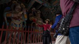 Una guía explica a los visitantes las características del templo Bulguksa mientras se llevan a cabo preparativos para la cumbre del foro de Cooperación Económica Asia-Pacífico (APEC), en Gyeongju, Corea del Sur, el 30 de octubre de 2025. (AP Foto/Ng Han Guan)