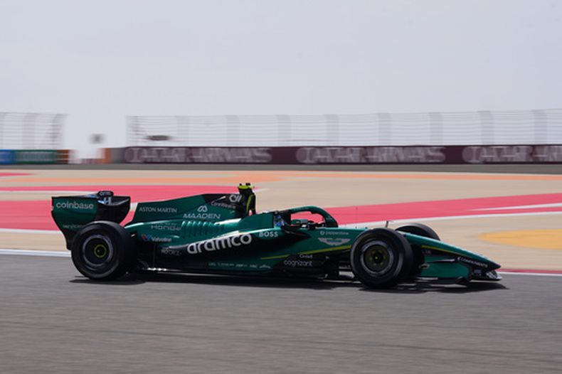 Fernando Alonso al volante de un Aston Martin durante una sesión de pruebas en la pretemporada de la Fórmula Uno, el 12 de febrero de 2026, en Sakhir, Bahréin. (AP Foto/Altaf Qadri)