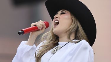 La cantante mexicana Carolina Ross durante su presentación en el festival Arre en la Ciudad de México el 7 de septiembre de 2024. (Foto AP/Ginnette Riquelme)