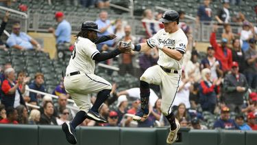 Max Kepler, derecha, de los Mellizos de Minnesota, celebra con el coach de tercera base Tommy Watkins después de batear jonrón de dos carreras en contra de los Angelinos de Los Ángeles, durante la séptima entrada del juego de béisbol el domingo 24 de septiembre de 2023, en Minneapolis. (AP Foto/Craig Lassig)