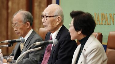 De izq a der: Jiro Hamasumi, Terumi Tanaka y Michiko Kodama, representantes del grupo activista japonés Nihon Hidankyo, que recibió el Premio Nobel de la Paz, en conferencia de prensa en Tokio el 24 de diciembre del 2024. (AP foto/Eugene Hoshiko)