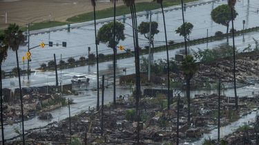 La lluvia cae el sábado 15 de noviembre de 2025 sobre una zona dañada por el incendio Palisades, en el barrio de Pacific Palisades, en Los Ángeles. (AP Foto/Ethan Swope)