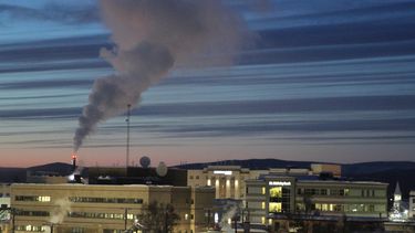 Archivo - Una columna de humo surge de una central eléctrica el 16 de febrero de 2022, en Fairbanks, Alaska. (AP Foto/Mark Thiessen, Archivo)