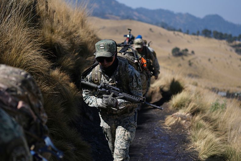 Soldados del ejército mexicano escalan el volcán Iztaccíhuatl como parte de un curso de entrenamiento de fuerzas especiales en el Parque Nacional Iztaccíhuatl-Popocatépetl, en México, el martes 10 de marzo de 2026. (AP Foto/Eduardo Verdugo)