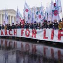 En esta imagen de archivo, participantes en la Marcha por la Vida pasan por delante de la Corte Suprema, el 19 de enero de 2024, en Washington. (AP Foto/Jacquelyn Martin, archivo)