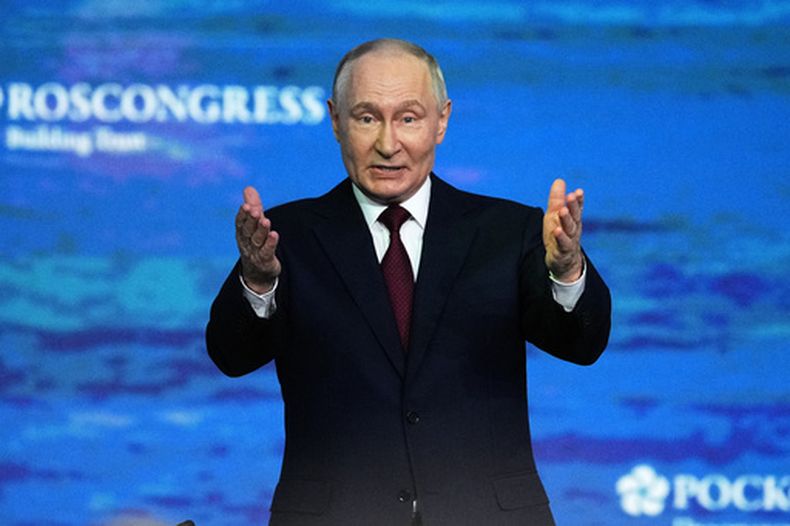 El presidente ruso Vladimir Putin en el foro en San Petersburgo, Rusia, el 5 de junio del 2026. (AP foto/Dmitri Lovetsky)