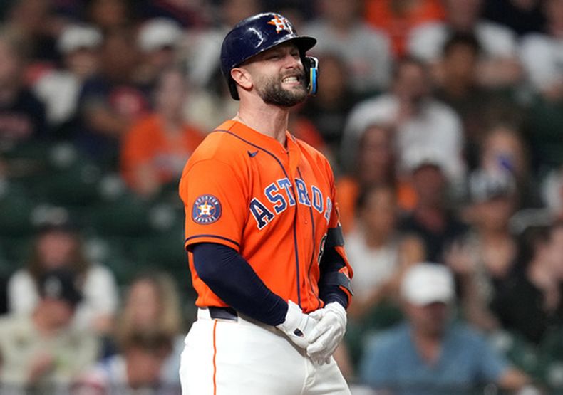 Christian Walker, de los Astros de Houston, reacciona tras ser golpeado por un lanzamiento en la mano propinado por el lanzador relevista de los Orioles de Baltimore, Anthony Nunez, durante la sexta entrada de un partido de béisbol, el viernes 17 de julio de 2026, en Houston. (Foto AP/Karen Warren)