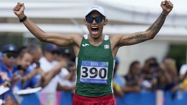 El mexicano José Doctor festeja su presea de oro en los 20 kilómetros de marcha el domingo 2 de julio de 2023, en San Salvador (AP Foto/Arnulfo Franco)