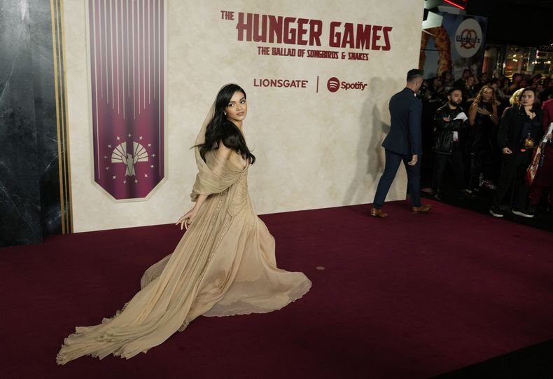 Rachel Zegler, del elenco de The Hunger Games: The Ballad of Songbirds & Snakes, camina por la alfombra roja de la película en Los Ángeles el lunes 13 de noviembre de 2023, en el Teatro Chino TCL. (Foto AP/Chris Pizzello)
