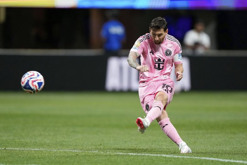 Lionel Messi anota de tiro libre el segundo gol del Inter Miami ante el FC Porto en el Mundial de Clubes, el jueves 19 de junio de 2025, en Atlanta. (AP Foto/Brynn Anderson)