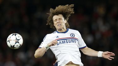 americateve | El jugador de Chelsea, David Luiz, cabecea el bal&oacute;n en un partido contra PSG por la Liga de Campeones el mi&eacute;rcoles, 2 de abril de 2014, en Par&iacute;s. (AP Photo/Christophe Ena)