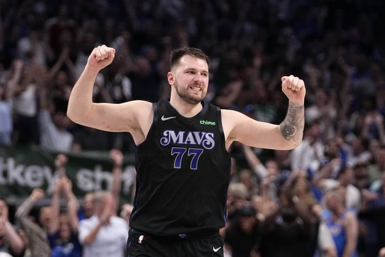 El esloveno Luka Doncic, de los Mavericks de Dallas, festeja en el sexto partido de la semifinal de la Conferencia Oeste ante el Thunder de Oklahoma City, el sábado 18 de mayo de 2024 (AP Foto/Tony Gutiérrez)