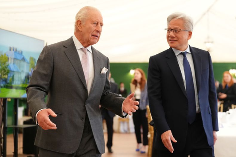 El rey Carlos III de Inglaterra (izq) con Jensen Huang, director ejecutivo de Nvidia, en una reunión sobre inteligencia artificial, en Dumfries House, en Cumnock, Escocia, el 17 de septiembre del 2026. (Jonathan Brady/PA via AP, Pool)