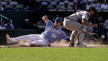 Reales ganan 6-4 a Medias Blancas; Waters rompe el empate