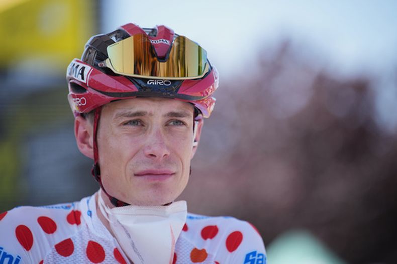 El danés Jonas Vingegaard porta el maillot al mejor en ascensos al inicio de la novena etapa del Tour de Francia en Malemort el domingo 12 de julio del 2026. (AP Foto/Mosaab Elshamy)