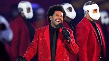 ARCHIVO - The Weeknd actúa durante el espectáculo de medio tiempo del Super Bowl 55 de la NFL entre los Chiefs de Kansas City y los Buccaneers de Tampa Bay, el 7 de febrero de 2021, en Tampa, Florida. (Foto AP/Ashley Landis, archivo)