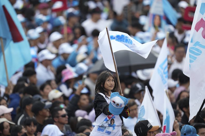 Seguidores de Luisa González, la candidata presidencial del partido Revolución Ciudadana, en un acto de campaña en Quito, Ecuador, el domingo 2 de febrero de 2025. Los ecuatorianos acuden a las urnas el domingo 9 de febrero. (AP Foto/Dolores Ochoa)