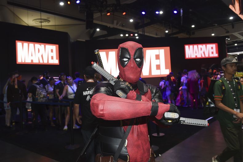 Jesus Rodriguez disfrazado de Deadpool posa en la Comic-Con International el jueves 25 de julio de 2024, en San Diego. (Foto de Richard Shotwell/Invision/AP)