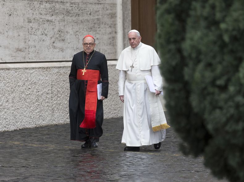 El papa Francisco platica con el cardenal brasile&ntilde;o Raymundo Damasceno Assis a su llegada al consistorio extraordinario que se celebra en Ciudad del Vaticano el jueves 20 de febrero de 2014. (Foto de AP/Alessandra Tarantino)