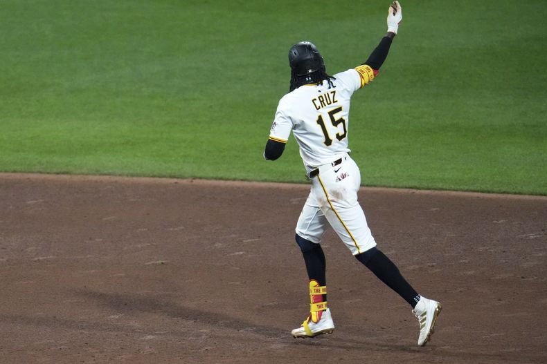 El dominicano Oneil Cruz, de los Piratas de Pittsburgh, recorre las bases luego de disparar un grand slam ante los Nacionales de Washington, el miércoles 16 de abril de 2025 (AP Foto/Gene J. Puskar)