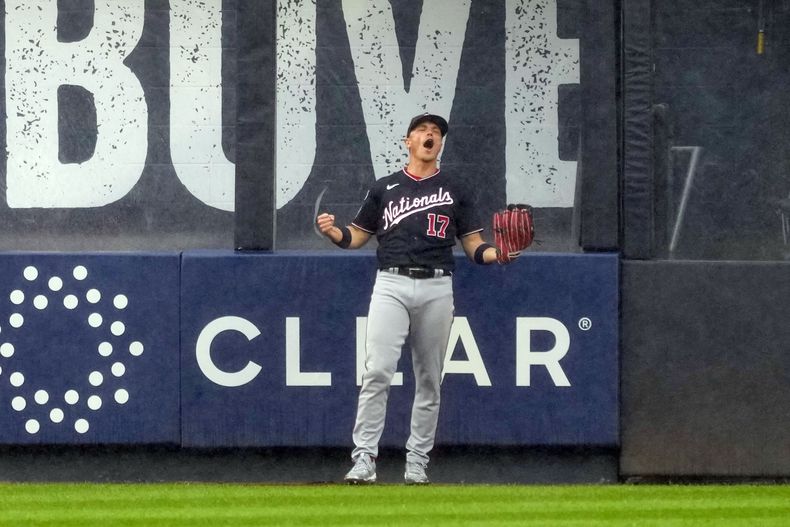 Alex Call, jardinero central de los Nacionales de Washington, festeja tras hacer el último out del duelo ante los Yanquis de Nueva York, el jueves 24 de agosto de 2023 (AP Foto/Mary Altaffer)