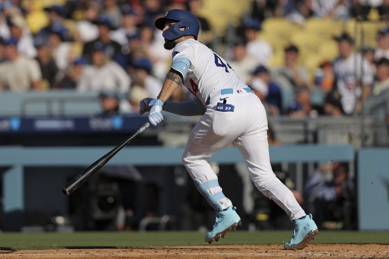 Andy Pagés, de los Dodgers de Los Ángeles, observa su cuadrangular durante la quinta entrada del juego de béisbol de Grandes Ligas contra los Gigantes de San Francisco, el domingo 15 de junio de 2025, en Los Ángeles. (AP Foto/Jessie Alcheh)