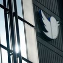 ARCHIVO - Un logotipo de Twitter afuera de las oficinas de la compañía en San Francisco, el 19 de diciembre de 2022. (AP Foto/Jeff Chiu, Archivo)