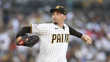 El pitcher abridor de los Padres de San Diego Blake Snell lanza en el primer inning de su juego de béisbol contra Los Angelinos de los Ángeles, el lunes 3 de julio de 2023 en San Diego. (AP Foto/Denis Poroy)