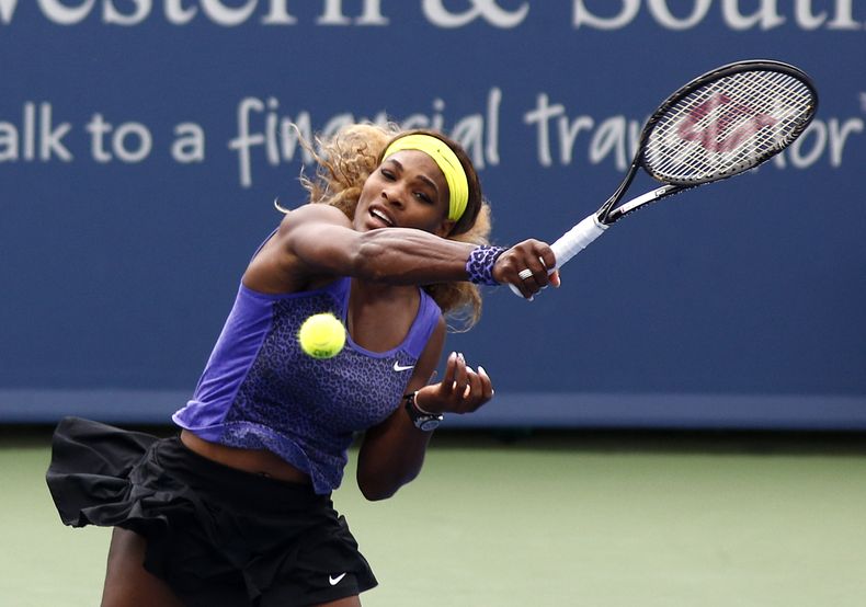 Serena Williams devuelve una pelota contra Caroline Wozniacki en el Masters de Cincinnati el s&aacute;bado, 16 de agosto de 2014, en Mason, Ohio. (AP Photo/David Kohl)